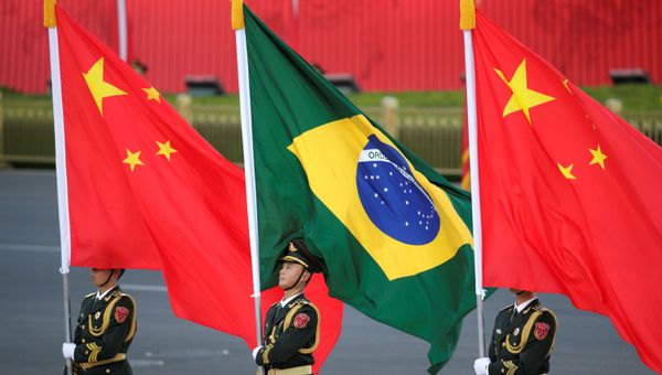 Banderas de China y Brasil Banderas de China y Brasil - Sputnik Mundo