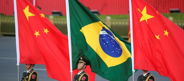 Banderas de China y Brasil Banderas de China y Brasil - Sputnik Mundo