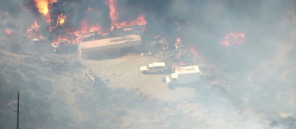 Fuertes incendios forestales afectan a miles de personas en California Fuertes incendios forestales afectan a miles de personas en California - Sputnik Mundo