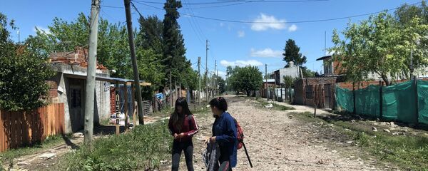 El barrio Nicole, en el distrito La Matanza, provincia de Buenos Aires, es uno más. No hay asfalto ni servicios públicos salvo una precaria instalación eléctrica. - Sputnik Mundo