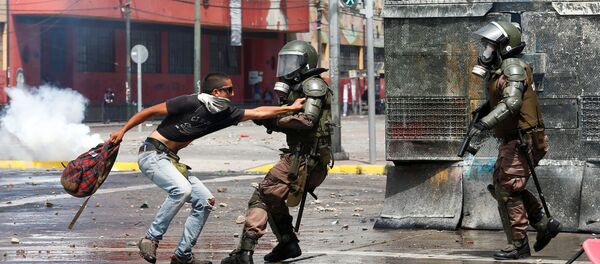 Militares reprimen manifestantes en Valparaíso, Chile - Sputnik Mundo