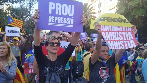 Manifestantes en las calles de Barcelona - Sputnik Mundo