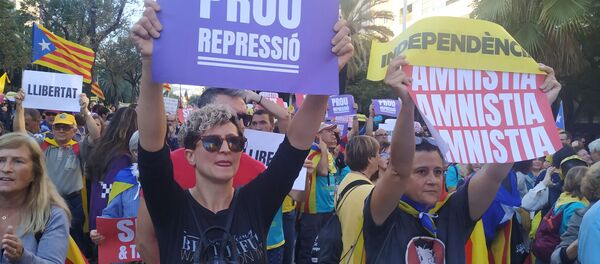 Manifestantes en las calles de Barcelona - Sputnik Mundo