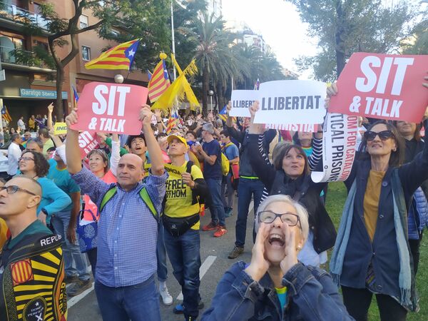 Barcelona vuelve a la calle para protestar por los políticos condenados - Sputnik Mundo