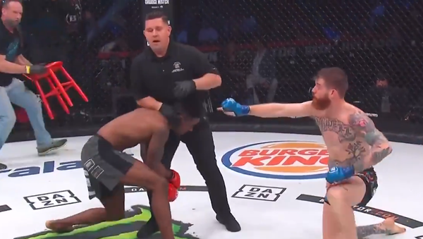Un aturdido luchador de MMA intenta noquear al árbitro Un aturdido luchador de MMA intenta noquear al árbitro - Sputnik Mundo