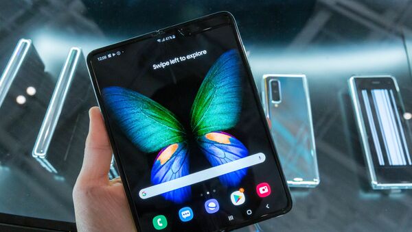 Un teléfono inteligente Samsung Galaxy Fold - Sputnik Mundo