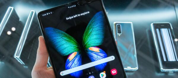 Un teléfono inteligente Samsung Galaxy Fold - Sputnik Mundo
