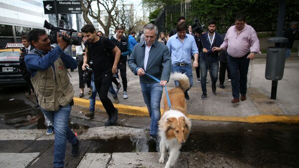 Alberto Fernández y su perro Dylan - Sputnik Mundo