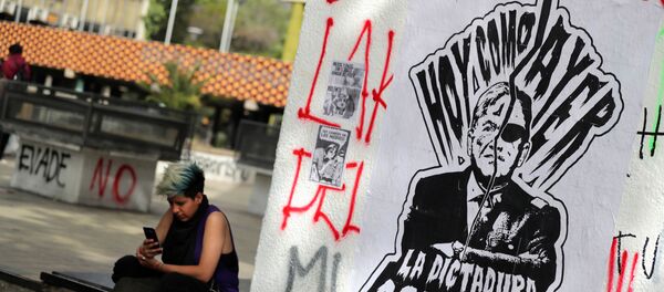 El grafiti en Santiago con el retrato del presidente Sebastián Piñera y el dictador Augusto Pinochet  - Sputnik Mundo