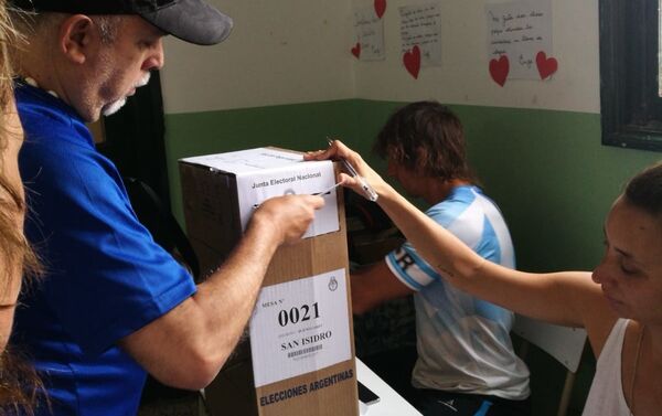 Un ciudadano argentino votando en las elecciones generales de 2019 - Sputnik Mundo
