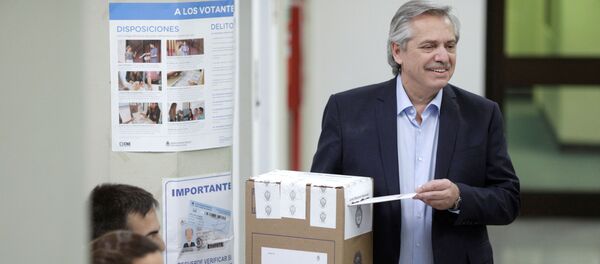 El candidato argentino Alberto Fernández votando en las elecciones argentinas - Sputnik Mundo