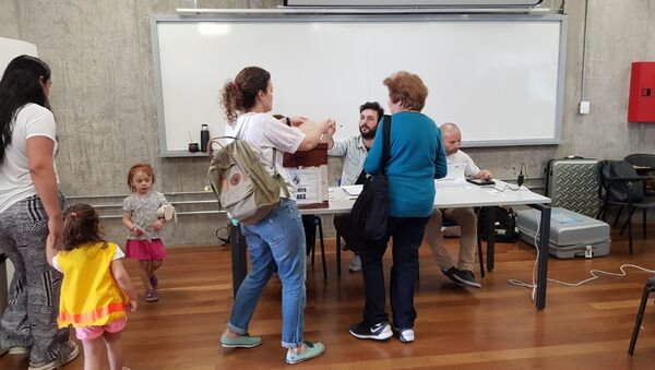 Sufragantes emitiendo su voto en el circuito 463 de la Escuela Universitaria Técnica Médica, Montevideo - Sputnik Mundo