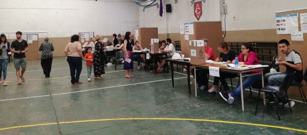 Electores argentinos esperan para votar en una escuela electoral de la ciudad de Buenos Aires - Sputnik Mundo