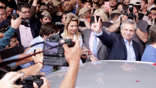 Alberto Fernández celebrando luego de votar - Sputnik Mundo