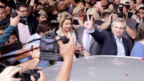 Alberto Fernández celebrando luego de votar