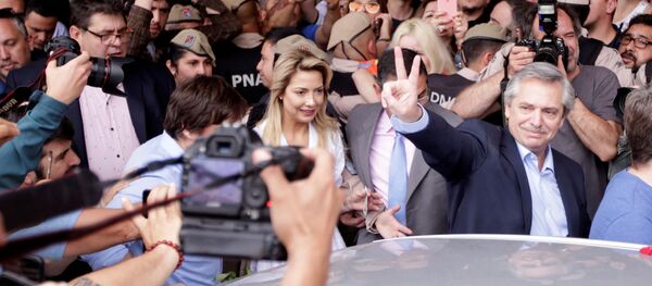 Alberto Fernández celebrando luego de votar - Sputnik Mundo