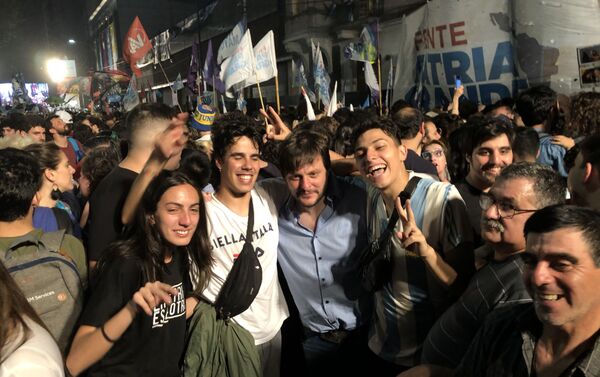 Los argentinos celebran la victoria electoral de Alberto Fernández Los argentinos celebran la victoria electoral de Alberto Fernández - Sputnik Mundo