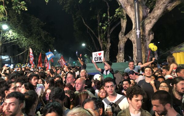 Los argentinos celebran la victoria electoral de Alberto Fernández Los argentinos celebran la victoria electoral de Alberto Fernández - Sputnik Mundo