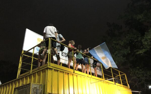 Los argentinos celebran la victoria electoral de Alberto Fernández Los argentinos celebran la victoria electoral de Alberto Fernández - Sputnik Mundo
