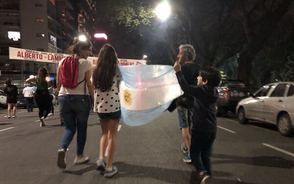 Los argentinos celebran la victoria electoral de Alberto Fernández Los argentinos celebran la victoria electoral de Alberto Fernández - Sputnik Mundo