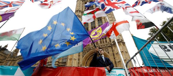 Las banderas de la UE y el Reino Unido Las banderas de la UE y el Reino Unido - Sputnik Mundo