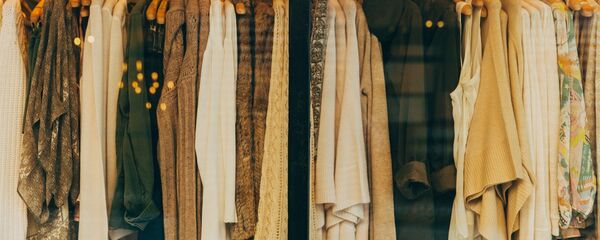 Perchas con ropa - Sputnik Mundo