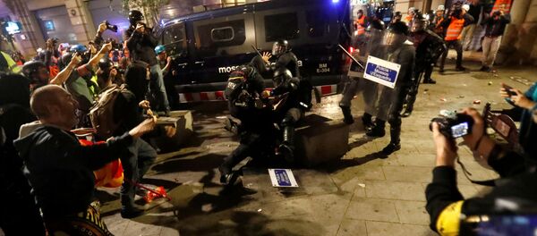 Enfrentamientos entre los manifestantes y la Plocía de Barcelona - Sputnik Mundo