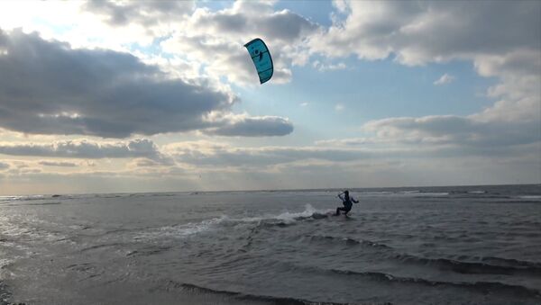 Un kitesurfista ruso cruza el estrecho entre su país y Japón - Sputnik Mundo