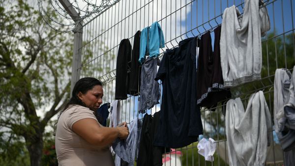 Una migrante salvadoreña Una migrante salvadoreña - Sputnik Mundo
