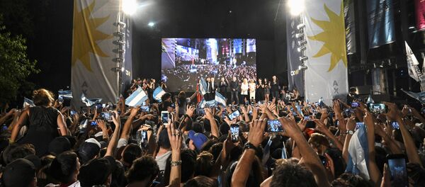 Argentinos celebrando la victoria del candidato presidencial Alberto Fernández - Sputnik Mundo