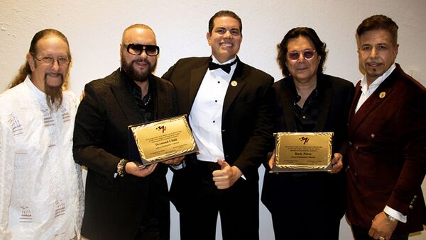 Los compositores de música latina Desmond Child y Rudy Pérez junto a Daniel Martin Subiaut, Edesio Alejandro y Claudio Soberanes - Sputnik Mundo