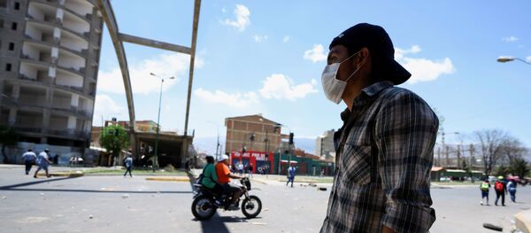 Un manifestante en una calle cortada de la ciudad de Cochabamba - Sputnik Mundo