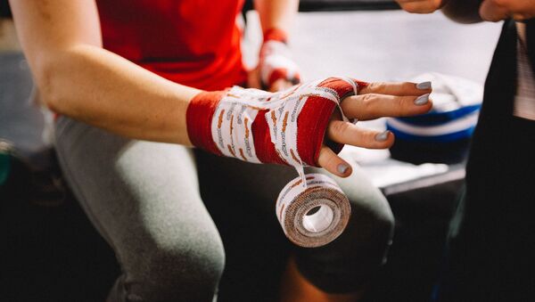 Una mujer se prepara para una lucha - Sputnik Mundo