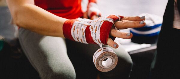 Una mujer se prepara para una lucha - Sputnik Mundo
