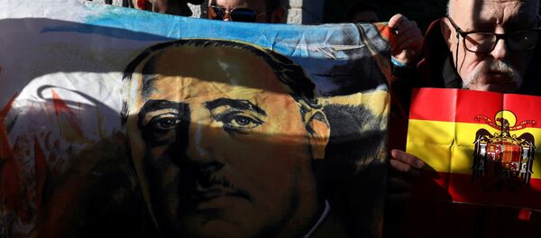 Manifestantes con una imagen de Francisco Franco y bandera de España - Sputnik Mundo
