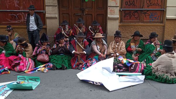 Movimientos sociales en la sede de Gobierno en La Paz para defender la victoria de Evo Morales - Sputnik Mundo