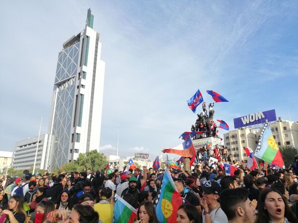 El cerco que impidió a los chilenos marchar frente a la sede del Gobierno - Sputnik Mundo