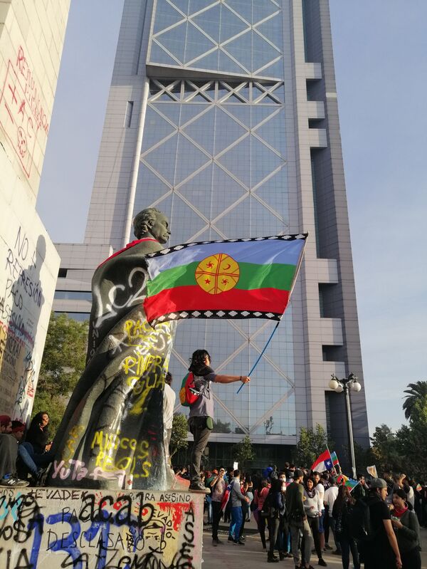 El cerco que impidió a los chilenos marchar frente a la sede del Gobierno - Sputnik Mundo