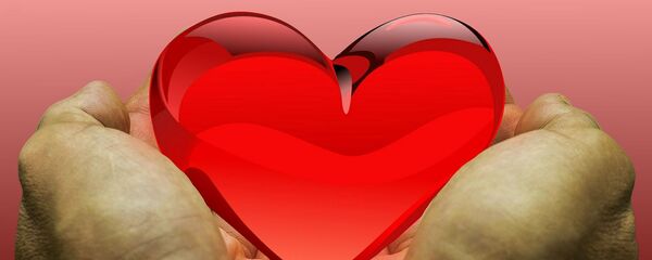 Un corazón en las manos (imagen referencial) - Sputnik Mundo