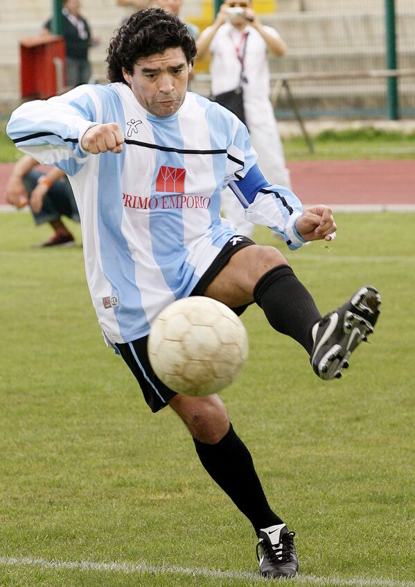 El rey del fútbol argentino cumple 59 años - Sputnik Mundo