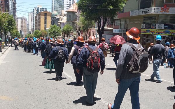 Miles de manifestantes bajaron de la ciudad de El Alto a La Paz para respaldar a Evo Morales Miles de manifestantes bajaron de la ciudad de El Alto a La Paz para respaldar a Evo Morales - Sputnik Mundo