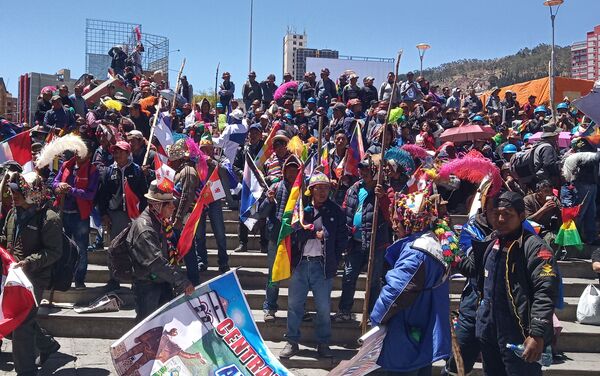 Manifestantes denuncian el intento de golpe de Estado que, afirman, debe frenarse desde las calles Manifestantes denuncian el intento de golpe de Estado que, afirman, debe frenarse desde las calles - Sputnik Mundo