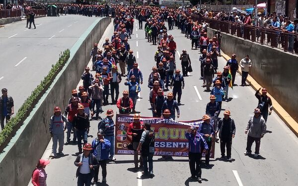 Miles de bolivianos bajaron de El Alto a La Paz para respaldar a Evo Morales Miles de bolivianos bajaron de El Alto a La Paz para respaldar a Evo Morales - Sputnik Mundo