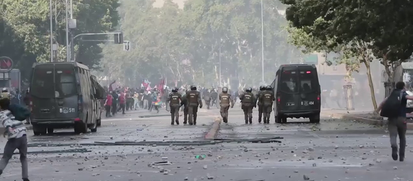 Santiago de Chile en humo y llamas - Sputnik Mundo