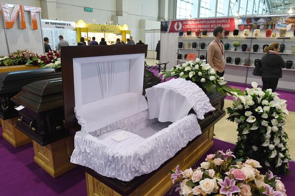 Moscú muestra las últimas tendencias de moda funeraria en la exposición Necrópol - Tanexpo 2019
 - Sputnik Mundo