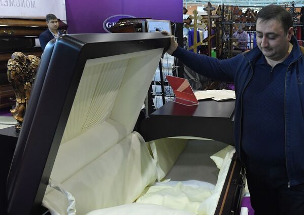 Moscú muestra las últimas tendencias de moda funeraria en la exposición Necrópol - Tanexpo 2019
 - Sputnik Mundo