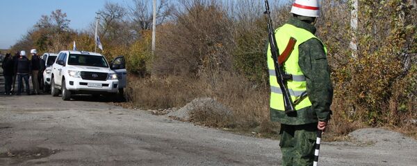 Observadores de la OSCE en la localidad de Petróvskoe en Donbás, Ucrania - Sputnik Mundo