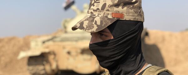 Un combatiente del Ejército sirio - Sputnik Mundo