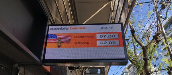 Pizarra de cotización del dólar de un cambio de Buenos Aires en octubre de 2019 - Sputnik Mundo