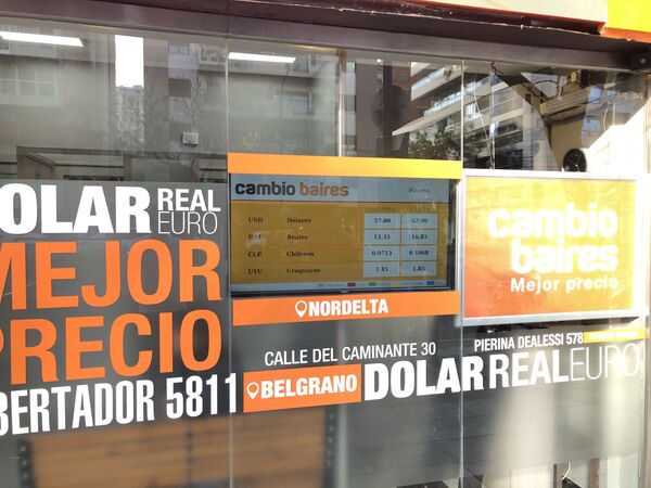 Cambiar dólares en Argentina: entiende los tipos de la moneda en el país (son muchos) - Sputnik Mundo